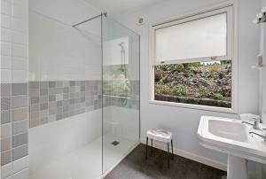 un bagno con doccia in vetro e lavandino di Las Sabinas Villa - El Guincho, Garachico a Garachico Altre 41 foto