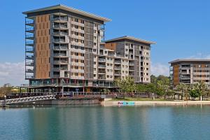 dos edificios de apartamentos altos junto a un cuerpo de agua en Darwin Waterfront Luxury Suites, en Darwin