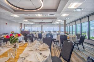 Ресторант или друго място за хранене в Holiday Inn Miami International Airport by IHG