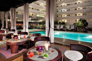 um átrio do hotel com mesas e uma piscina em Hotel Shangri-La em Los Angeles