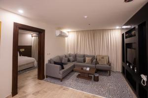 Olive Tree Hotel的休息区