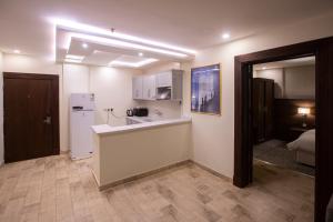 Olive Tree Hotel的厨房或小厨房