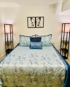 a bedroom with a large bed with blue pillows at Across The INN Entire 3 bedr Colonial House with lovely porch & extremely fast Wi-Fi in Washington, Virginia