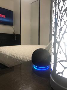 库库塔PREMIER APARTMENT.的坐在床边桌子上的电脑鼠标