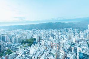 una vista aerea di una città con edifici di remm plus Kobe Sannomiya a Kobe