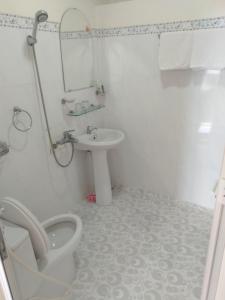 Phòng tắm tại Khách Sạn An Bình Đảo Phú Quý