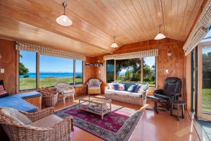 Posezení v ubytování Lakeside Lodge - Tauranga Taupo Holiday Home