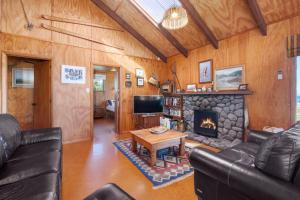 TV a/nebo společenská místnost v ubytování Lakeside Lodge - Tauranga Taupo Holiday Home