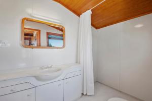 Koupelna v ubytování Lakeside Lodge - Tauranga Taupo Holiday Home + 14 fotografií