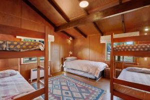 Postel nebo postele na pokoji v ubytování Lakeside Lodge - Tauranga Taupo Holiday Home