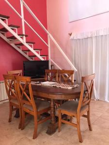 un comedor con una mesa con sillas y una escalera en Complejo Bahia Ballenas en Rawson