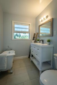 a bathroom with a sink toilet and a mirror at Apple Tree Inn in Julian