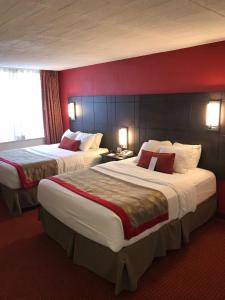 Postel nebo postele na pokoji v ubytování Ramada by Wyndham Ligonier