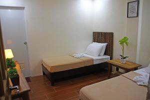 Un pat sau paturi într-o cameră la Thirdys Tourist Inn