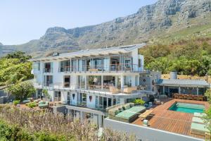 开普敦Atzaró Cape Town的带游泳池的房子的鸟瞰图