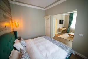 Ένα ή περισσότερα κρεβάτια σε δωμάτιο στο Garrison's Suites +8 φωτογραφίες