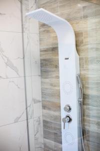 Ένα μπάνιο στο Garrison's Suites