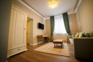 Μια τηλεόραση ή/και κέντρο ψυχαγωγίας στο Garrison's Suites