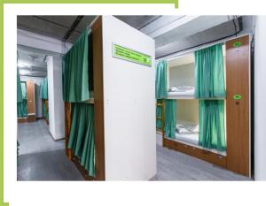 מיטה או מיטות קומותיים בחדר ב-Kapsulny Hostel MOLODOY