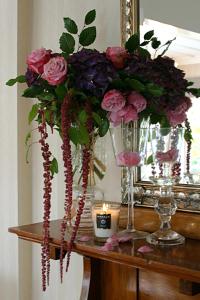 un jarrón lleno de flores sobre una mesa en Eden Park Bed And Breakfast Inn, en Auckland