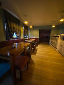 una fila di tavoli e panche in un ristorante di Hostel Zolota Nyva a Chortkiv