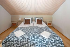 Ένα ή περισσότερα κρεβάτια σε δωμάτιο στο Holiday Club Kuusamon Tropiikki Apartments
