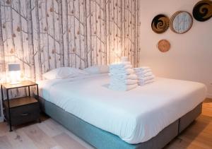 sypialnia z łóżkiem z ręcznikami w obiekcie Smartflats - Antwerp View w Antwerpii
