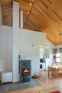 Una sala de estar con chimenea y una mesa. en Holiday Club Kuusamon Tropiikki Apartments, en Kuusamo