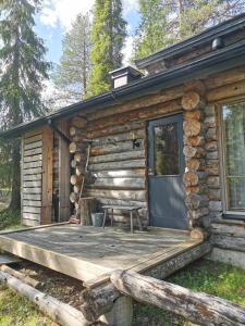 Cabaña de madera con mesa de picnic en la cubierta en Salmikangas G4, en Ruka 10 fotos más