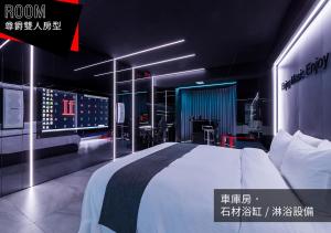 1 dormitorio con 1 cama grande en una habitación en If Motel In Fashion, en Taoyuan
