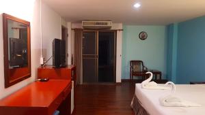 Postel nebo postele na pokoji v ubytování Wiangwalee Hotel