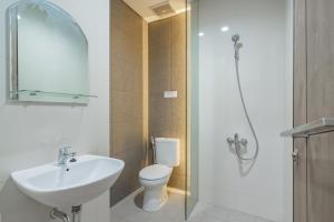 y baño con lavabo, aseo y ducha. en RedDoorz Plus @ Cirebon City Center en Cirebon