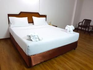 Postel nebo postele na pokoji v ubytování Wiangwalee Hotel