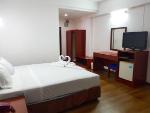 TV a/nebo společenská místnost v ubytování Wiangwalee Hotel