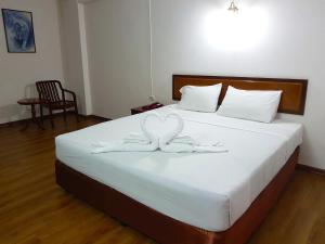 Postel nebo postele na pokoji v ubytování Wiangwalee Hotel