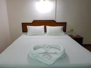 Postel nebo postele na pokoji v ubytování Wiangwalee Hotel