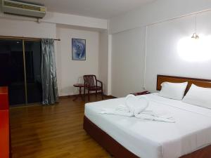 Postel nebo postele na pokoji v ubytování Wiangwalee Hotel