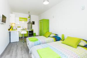 - 2 lits dans une petite chambre avec cuisine dans l'établissement Studio Malpeigné, à Avignon