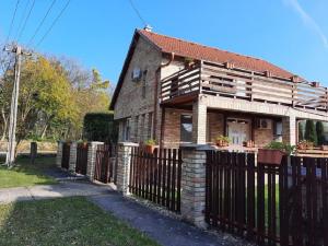 The building in which a vendégházakat is located