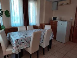 A kitchen or kitchenette at Ponty-Poronty Vendégház