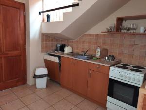 A kitchen or kitchenette at Ponty-Poronty Vendégház