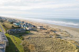 una vista aérea de una playa con casas y el océano en Hi-Tide Resort en Moclips