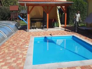 The swimming pool at or close to Ponty-Poronty Vendégház