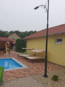 The swimming pool at or close to Ponty-Poronty Vendégház