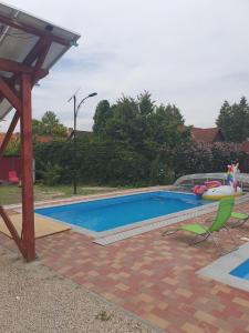 The swimming pool at or close to Ponty-Poronty Vendégház