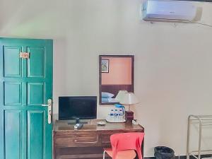TV a/nebo společenská místnost v ubytování Hotel Aida Syariah Mitra RedDoorz