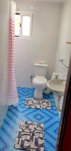 サントメにあるcasa Luisのバスルーム(トイレ、洗面台付) +25枚の写真