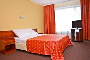 Säng eller sängar i ett rum på Baikal Hotel