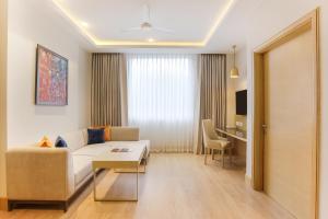 TV a/nebo společenská místnost v ubytování Lemon Tree Hotel, Aligarh