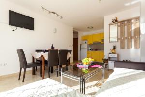 Kuchyň nebo kuchyňský kout v ubytování Apartments L&S